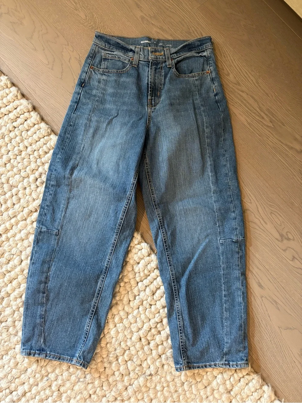 Old Navy High-Waisted Barrel Ankle Jeans - Picture 6 of 10